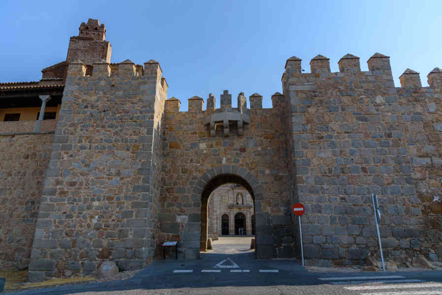 Ávila 060 - muralla - Puerta de la Santa.jpg